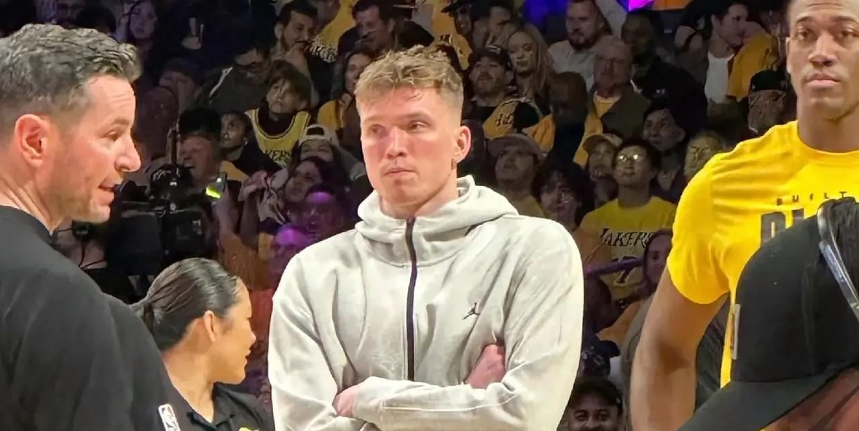 九游娱乐-包含东契奇迎来七赛季出色发挥，日本队观众热烈欢呼！观众掌声雷动的词条