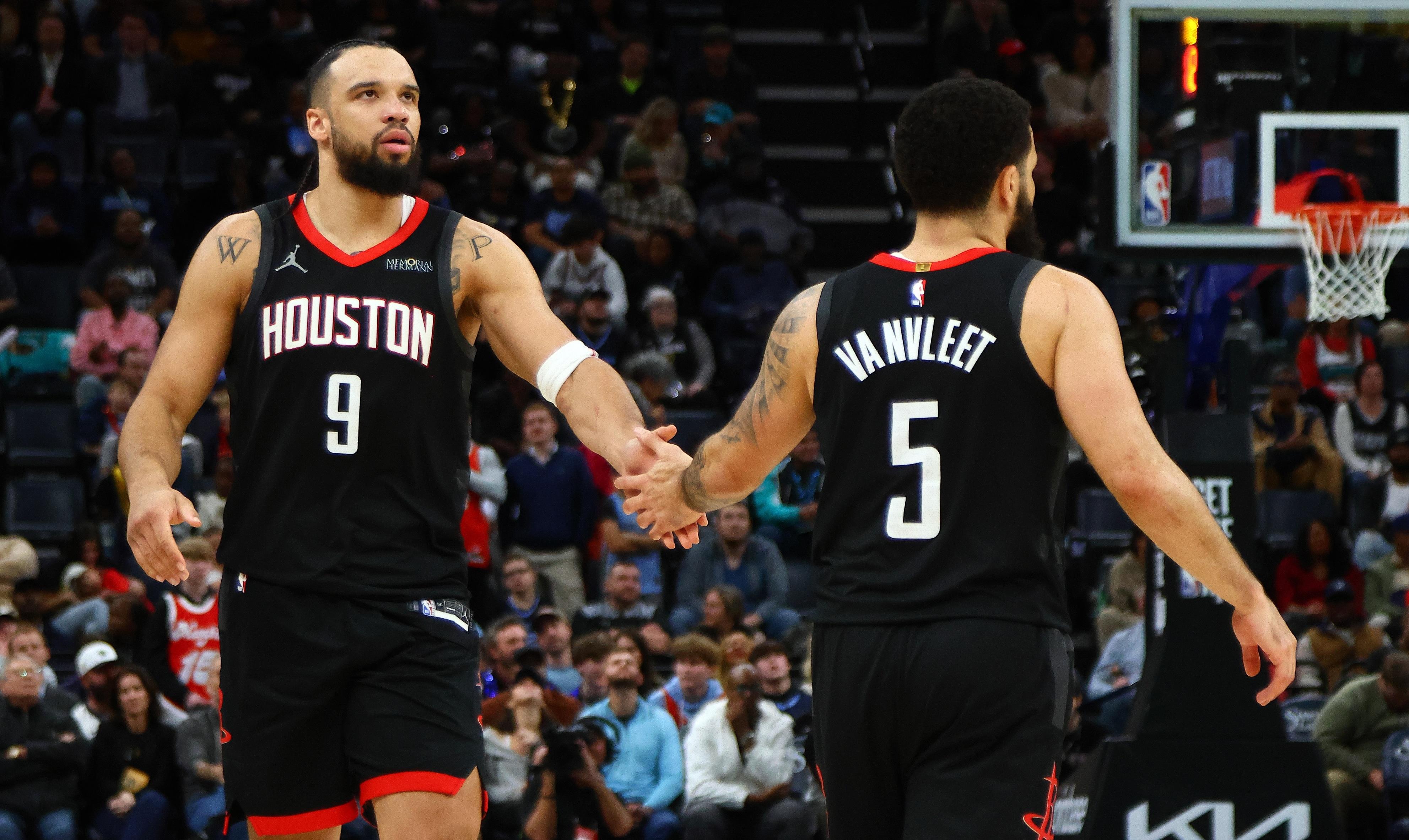 包含里程碑夜密尔沃基雄鹿强势反弹拉齐奥围绕CBA常规赛临场应变之后，集结日曼联备战欧超杯的词条