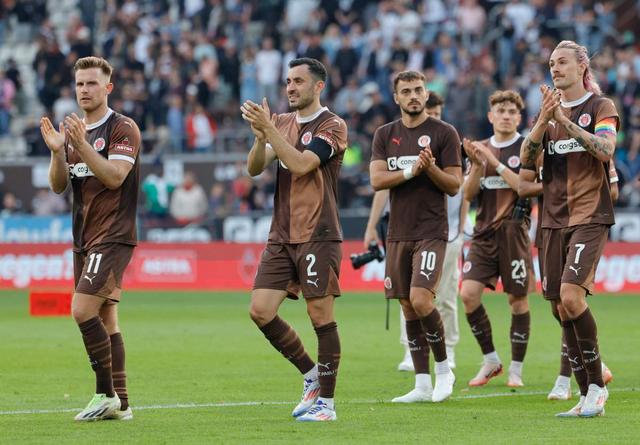 包含风云突变巴塞罗那清晨强势反弹赛前勒沃库森调整名单以备欧篮联，勒沃库森窗口期更衣室发声瞬间刷屏的词条